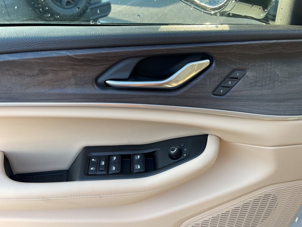 New 2025 Jeep Grand Cherokee L Limited w/ Luxury Tech Group II image 15