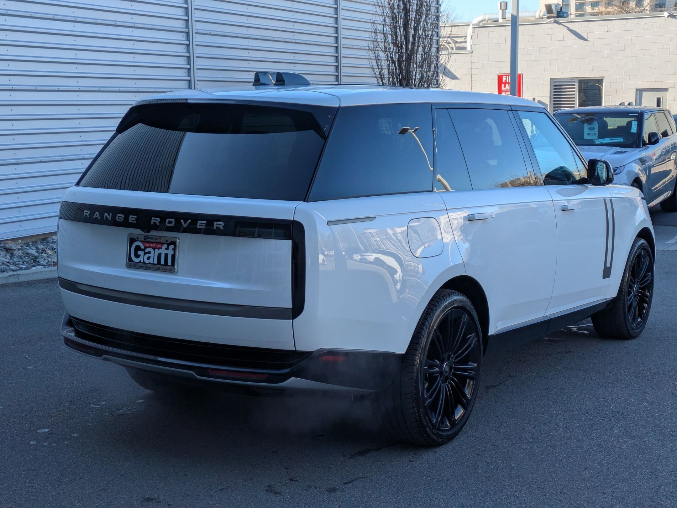 Used 2024 Land Rover Range Rover Long Wheelbase SE image 3