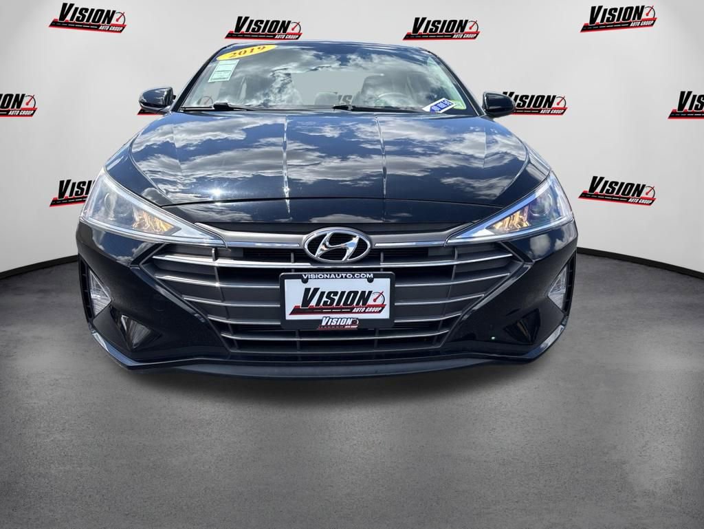Used 2019 Hyundai Elantra SE w/ Winter Weather Package FWD image 2