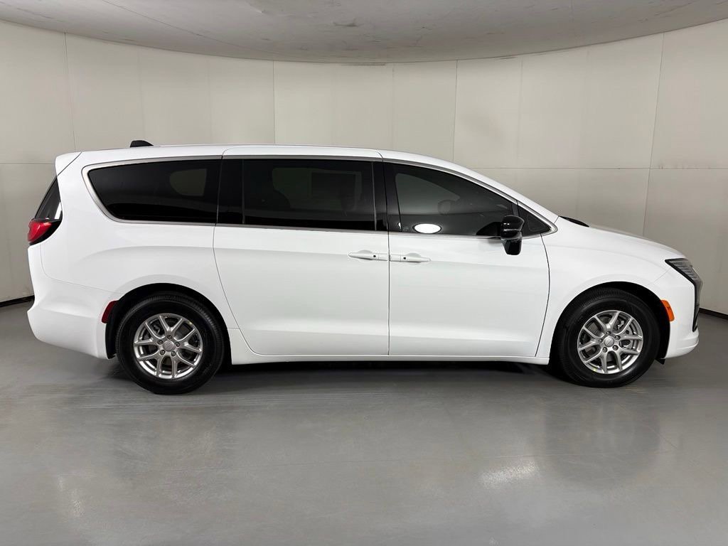New 2027 Chrysler Pacifica LX FWD image 5