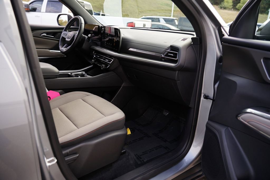 Used 2025 Chevrolet Traverse LT image 31