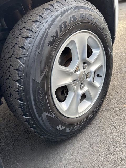 Used 2015 Jeep Grand Cherokee Laredo image 5