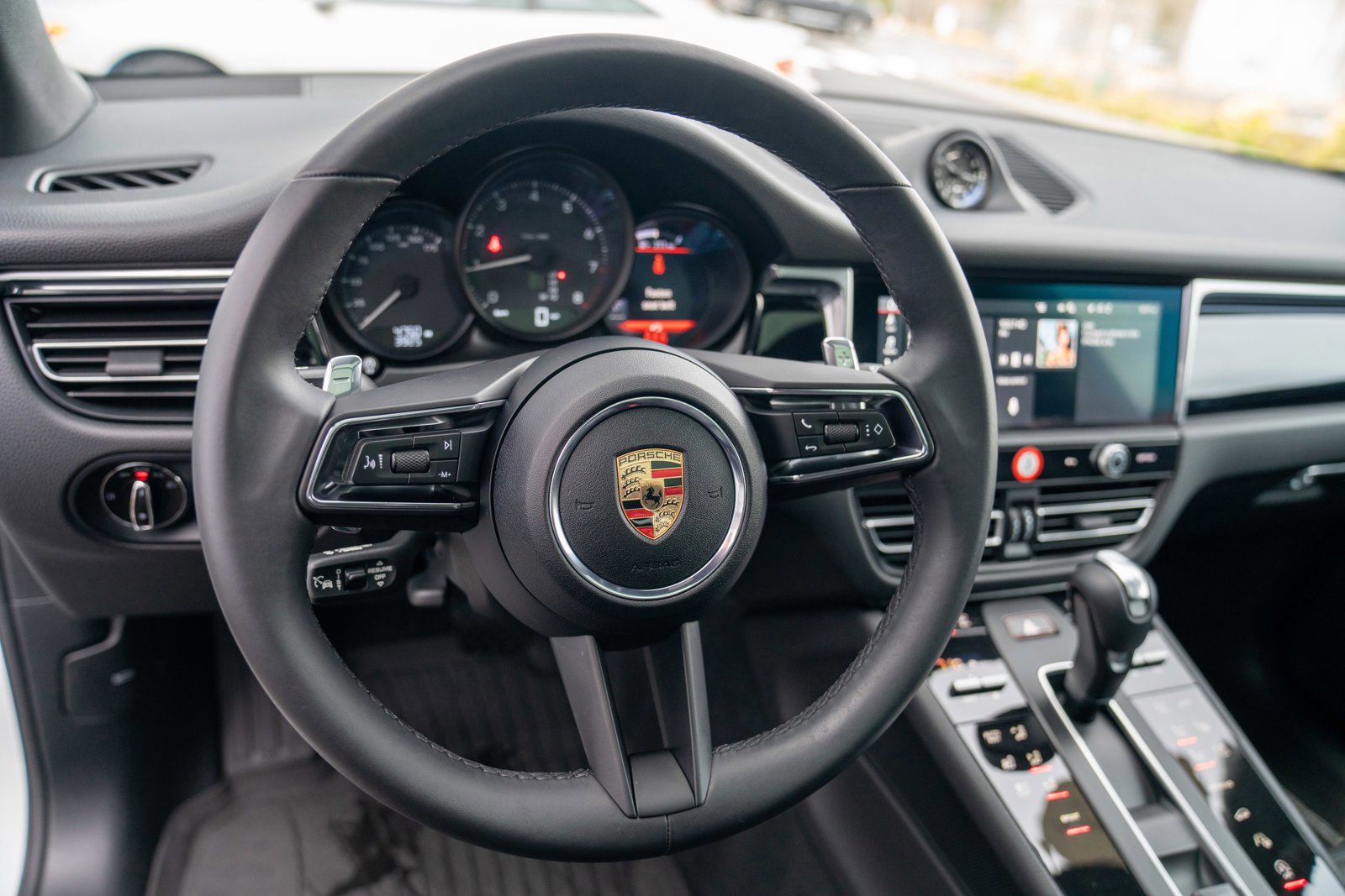 Certified 2025 Porsche Macan AWD/4WD image 13