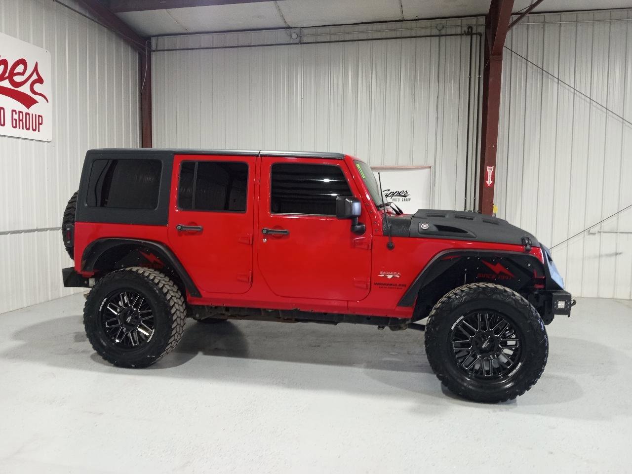 Used 2017 Jeep Wrangler Unlimited Sahara w/ Connectivity Group AWD/4WD image 1
