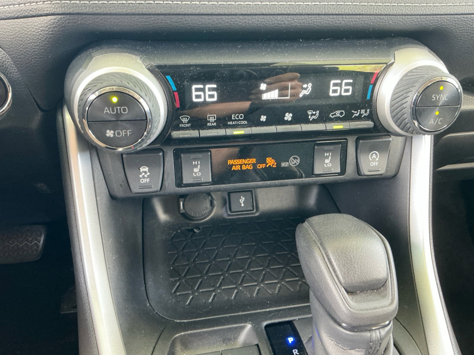 Used 2020 Toyota RAV4 XLE w/ Convenience Package image 12