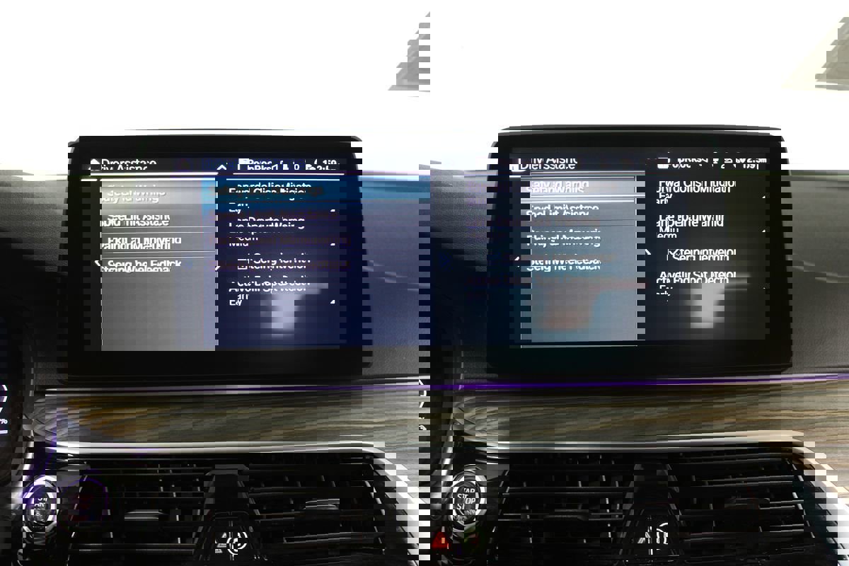 Used 2023 BMW 530e 530e w/ M Sport Package image 28