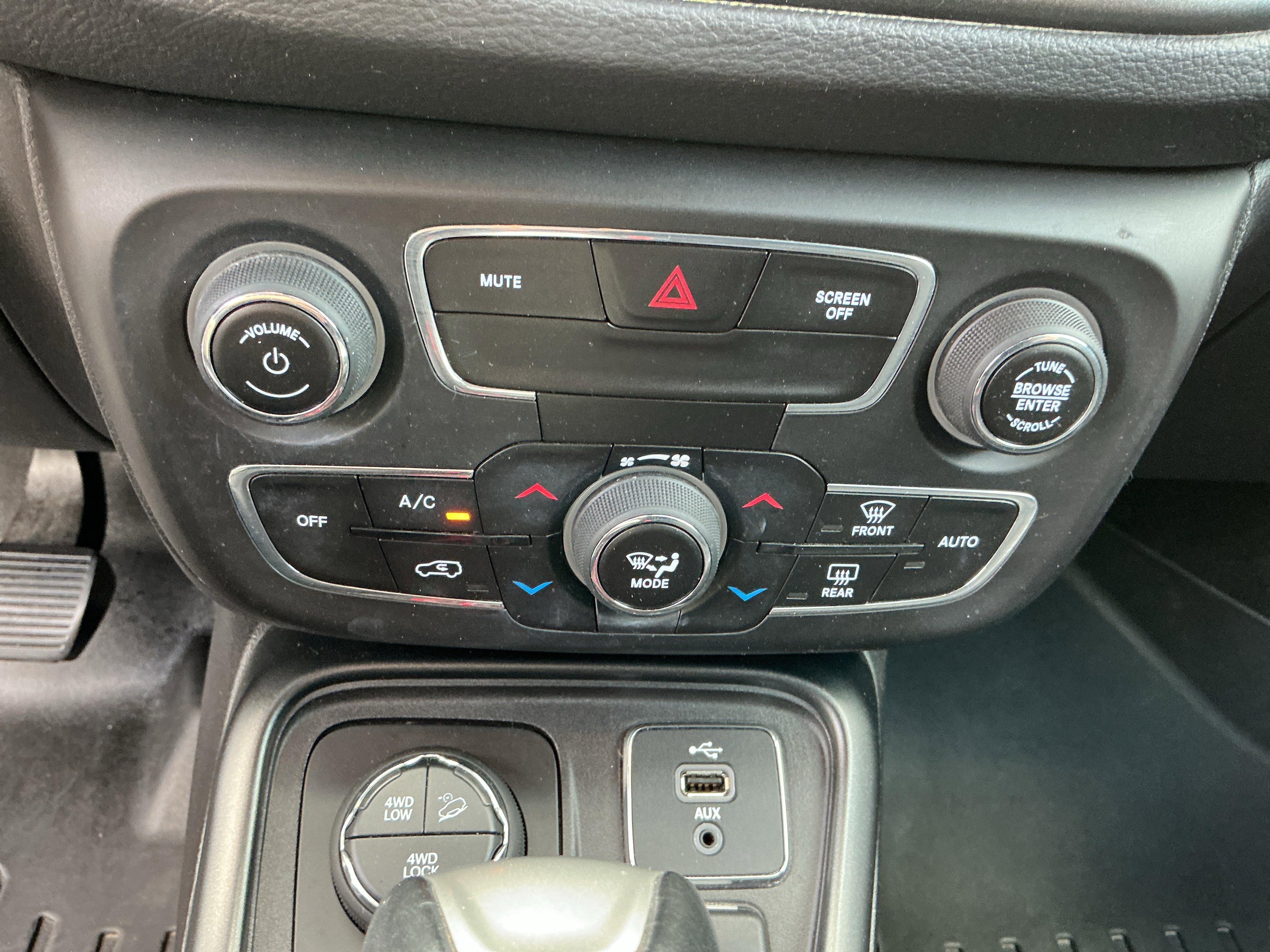 Used 2018 Jeep Compass Trailhawk w/ Cold Weather Group image 18