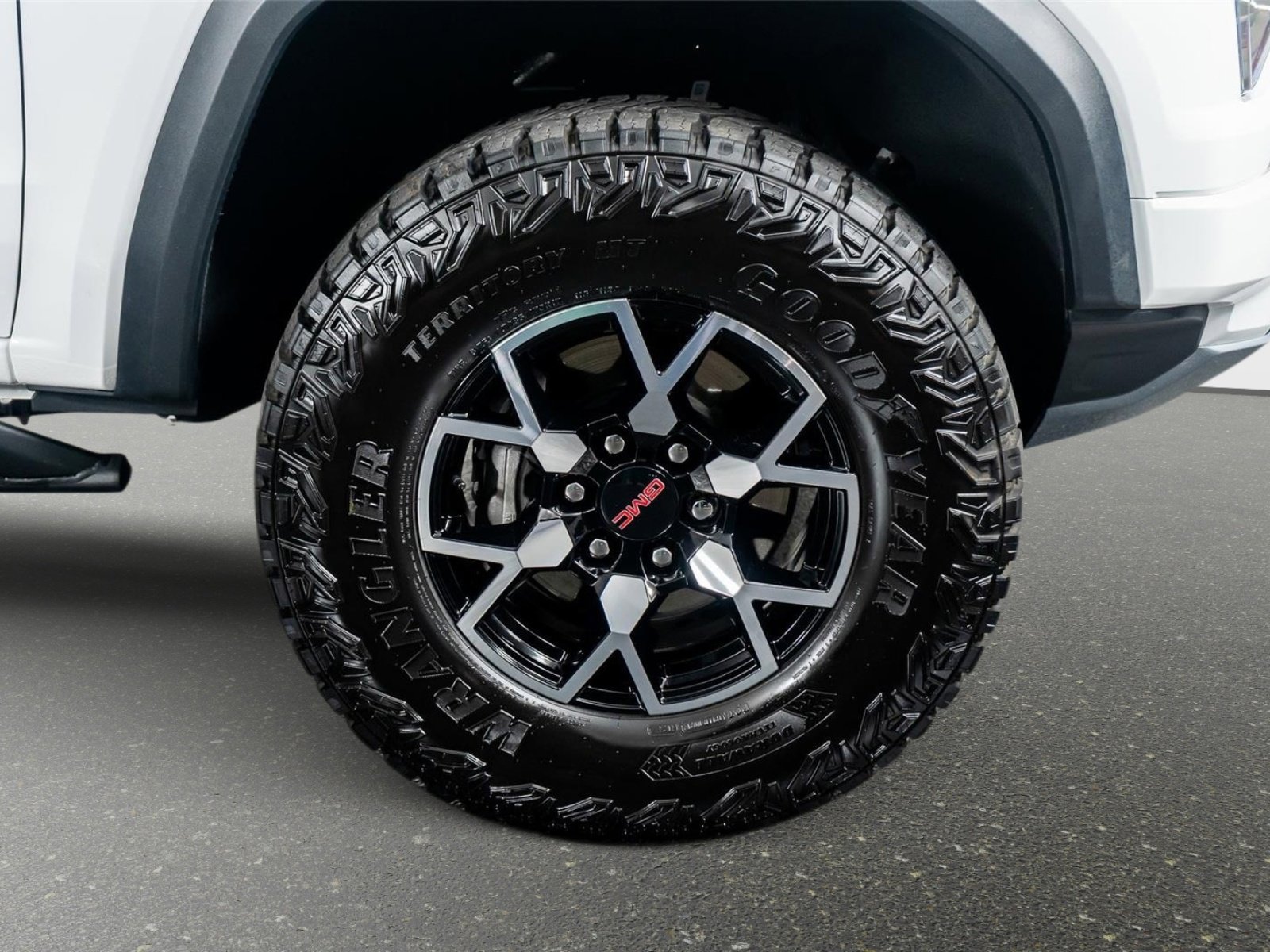 Used 2025 GMC Canyon AT4 w/ AT4X Package image 7