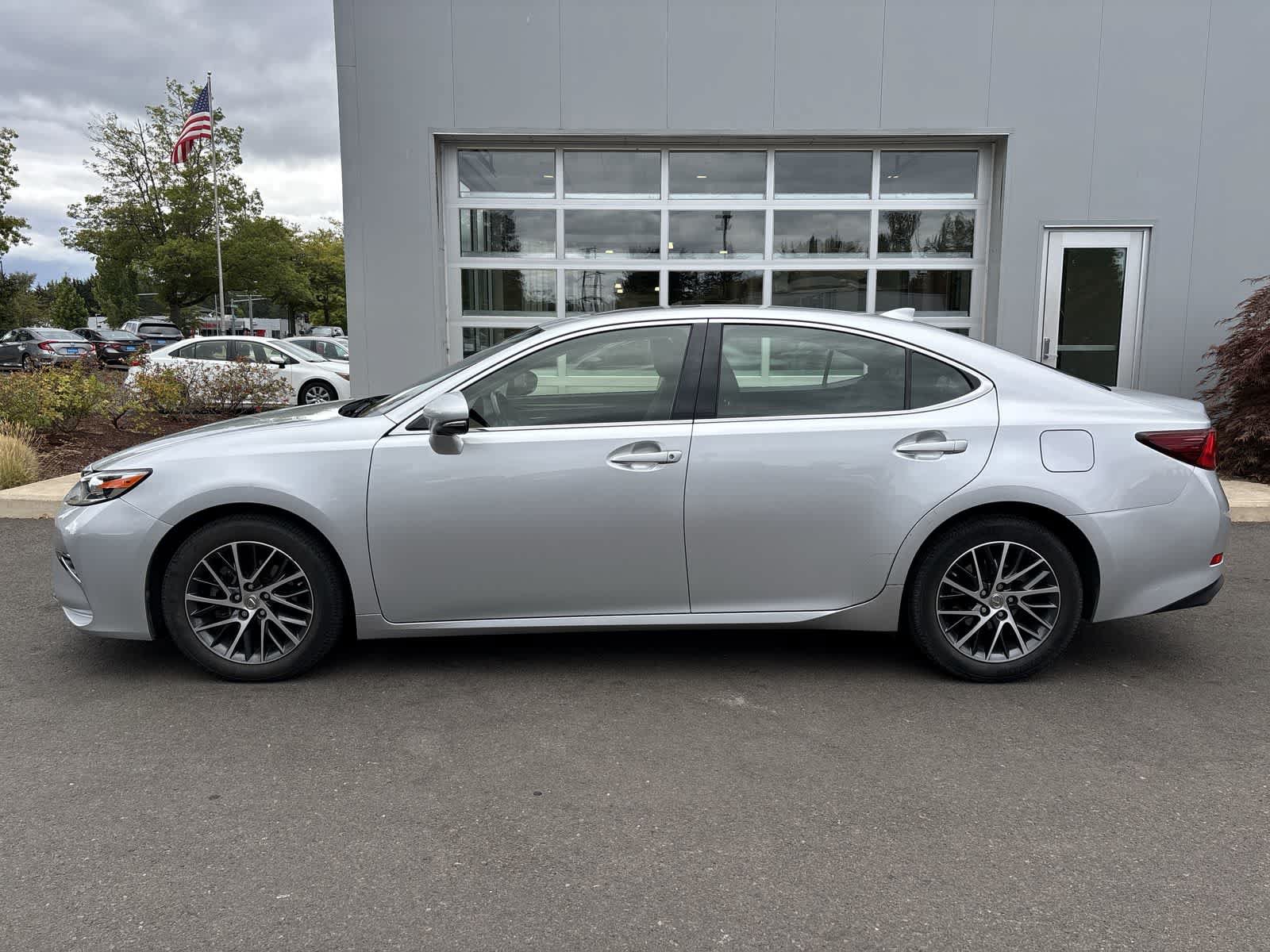 Used 2016 Lexus ES 350 w/ Premium Package w/Wood Trim FWD image 2