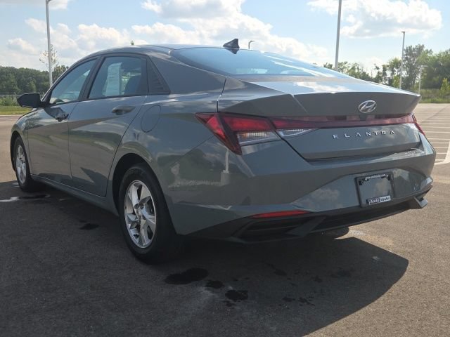 Used 2021 Hyundai Elantra SE FWD image 11