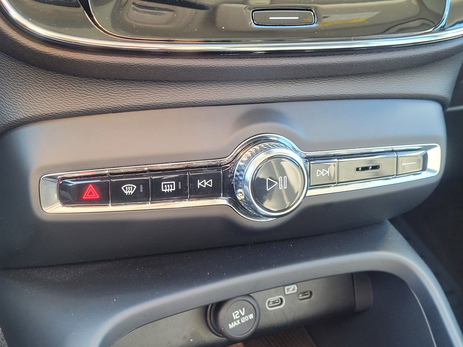 Certified 2023 Volvo XC40 B5 Plus w/ Protection Package Premier image 26