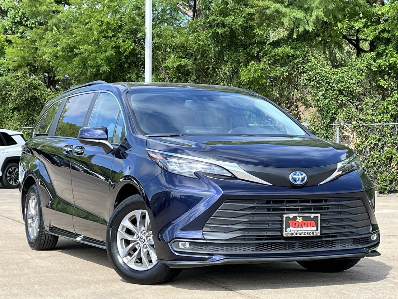 Used 2025 Toyota Sienna XLE FWD image 2