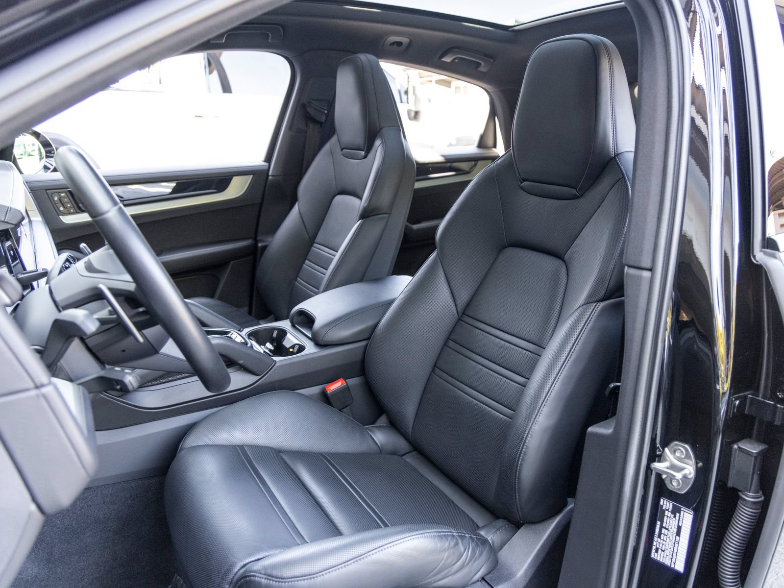 Used 2024 Porsche Cayenne Coupe AWD/4WD image 5