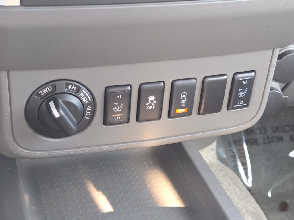 Used 2016 Nissan Frontier SV w/ SV Value Truck Package AWD/4WD image 11