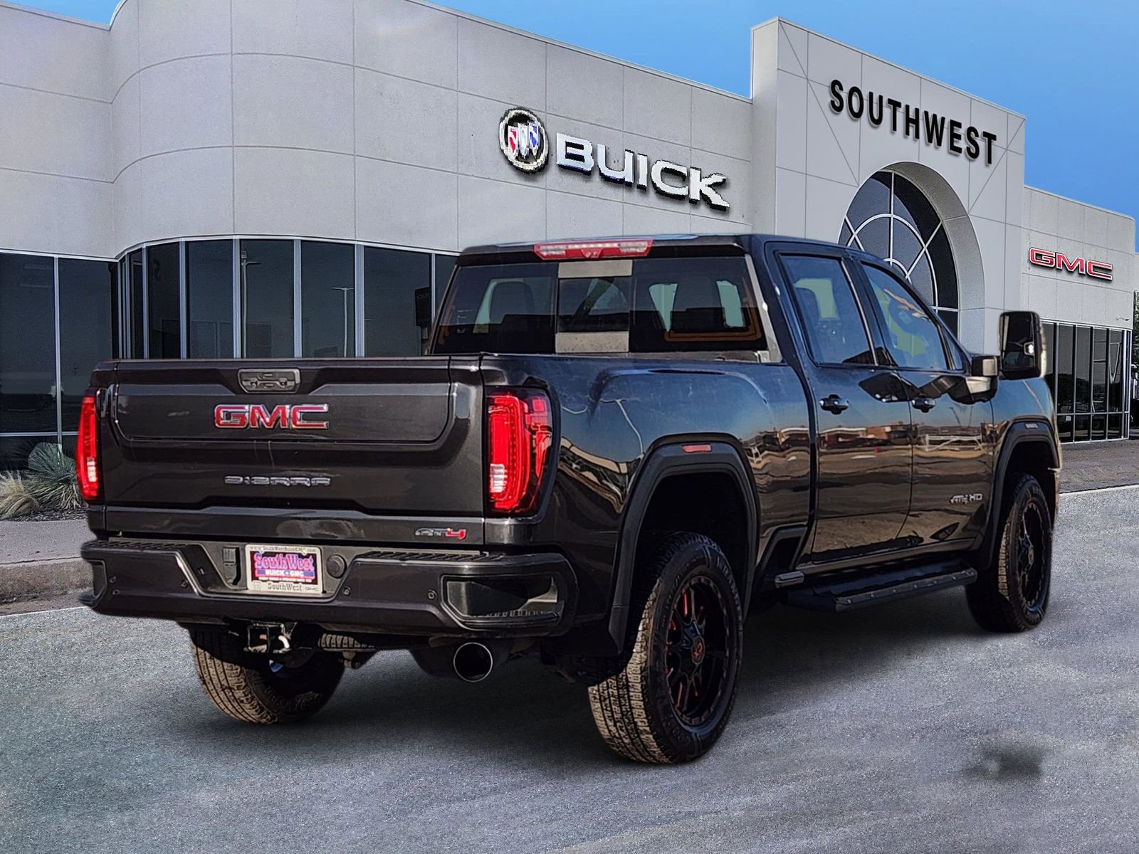Used 2020 GMC Sierra 2500 AT4 w/ AT4 Premium Package image 5