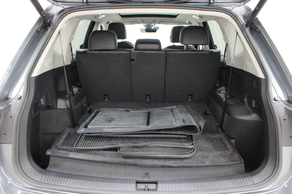 Used 2024 Volkswagen Tiguan SE w/ Panoramic Sunroof Package FWD image 29