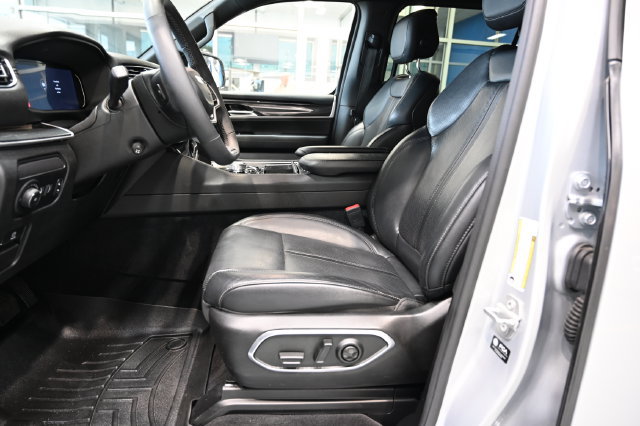 Used 2022 Jeep Wagoneer Series I AWD/4WD image 11