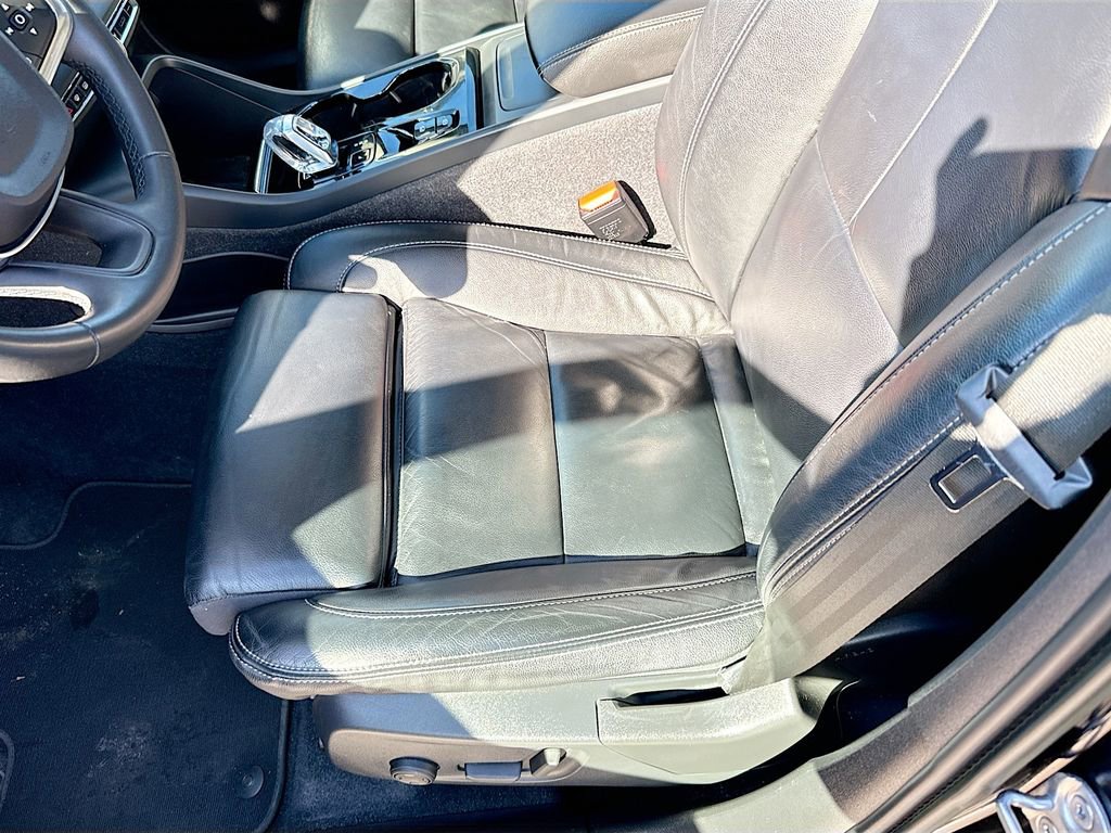 Used 2023 Volvo XC40 B5 Plus image 21