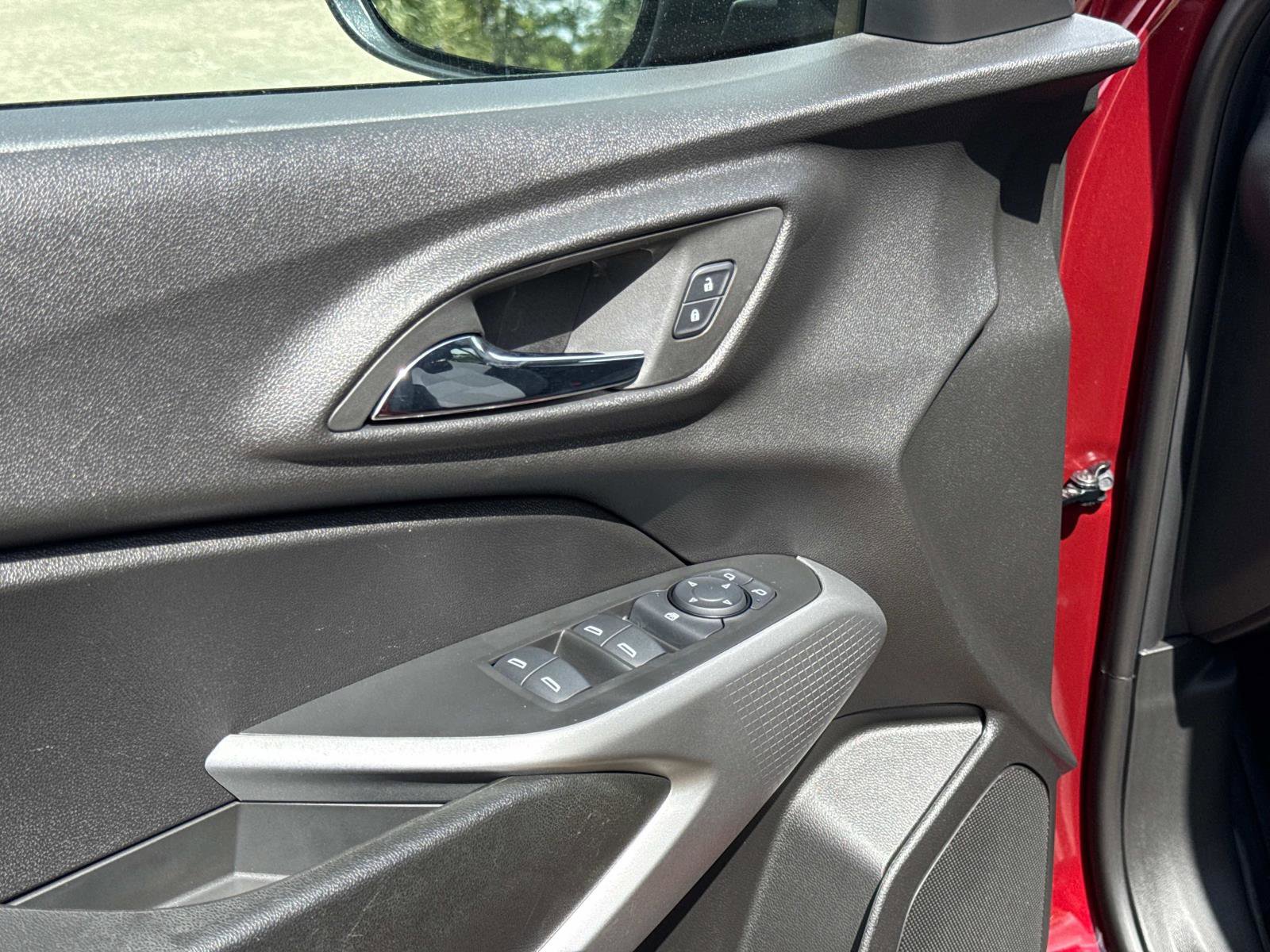 Used 2024 Chevrolet Trax LS w/ LS Convenience Package image 17