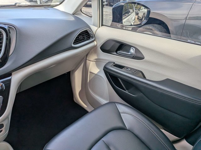 Used 2024 Chrysler Pacifica Touring-L FWD image 18