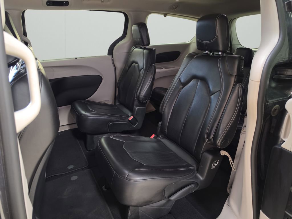 Certified 2023 Chrysler Pacifica Touring-L image 16