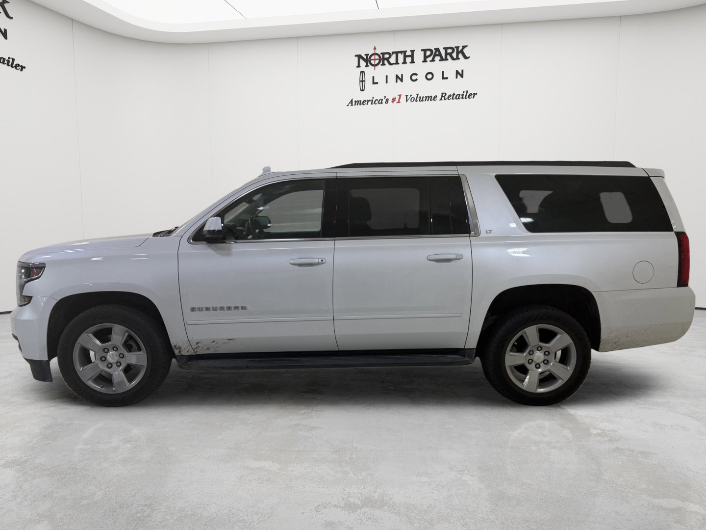 Used 2018 Chevrolet Suburban LT RWD image 2