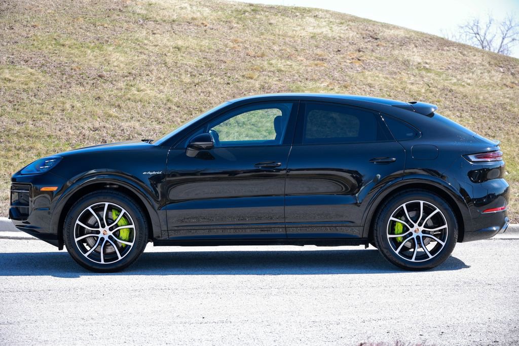 Certified 2025 Porsche Cayenne E-Hybrid Coupe image 3