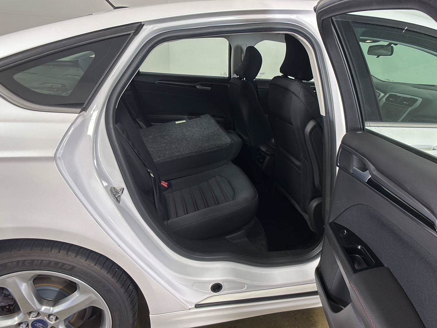 Used 2015 Ford Fusion SE FWD image 16