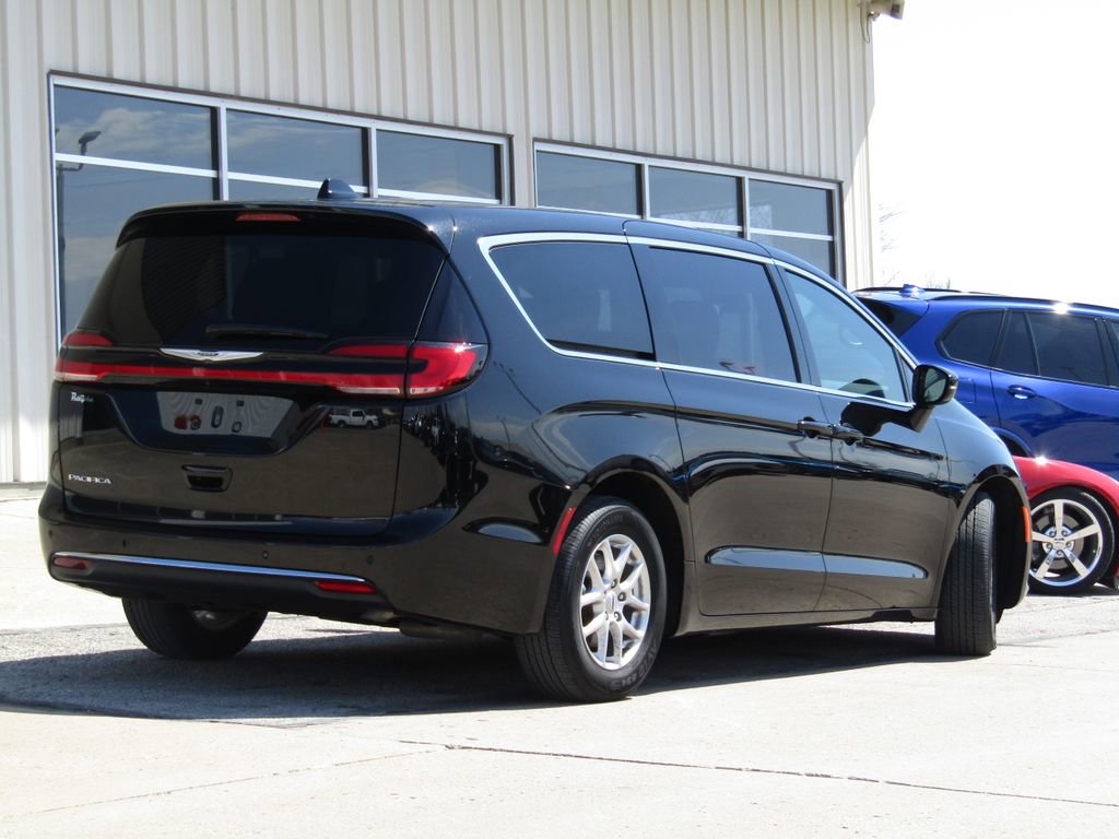 Used 2025 Chrysler Pacifica Select FWD image 3