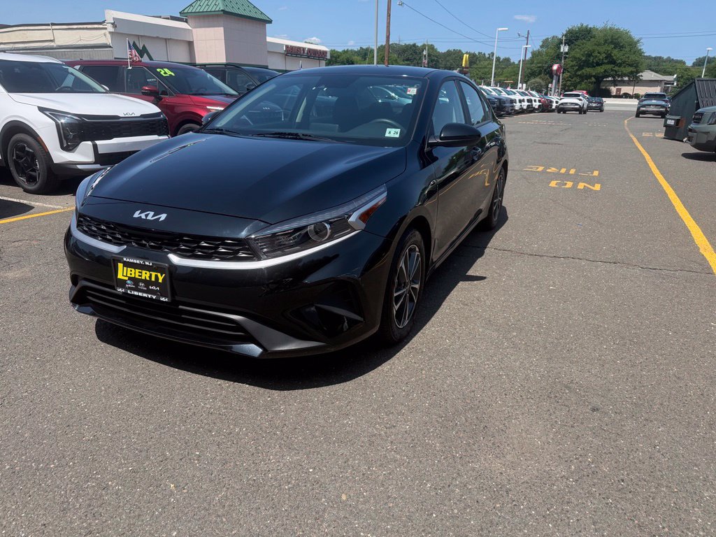 Used 2023 Kia Forte LXS FWD image 3