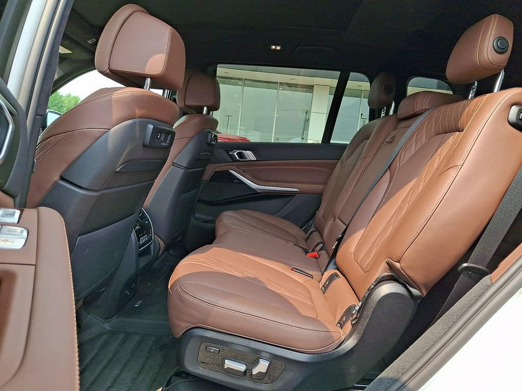 Used 2022 BMW X7 xDrive40i w/ M Sport Package AWD/4WD image 7