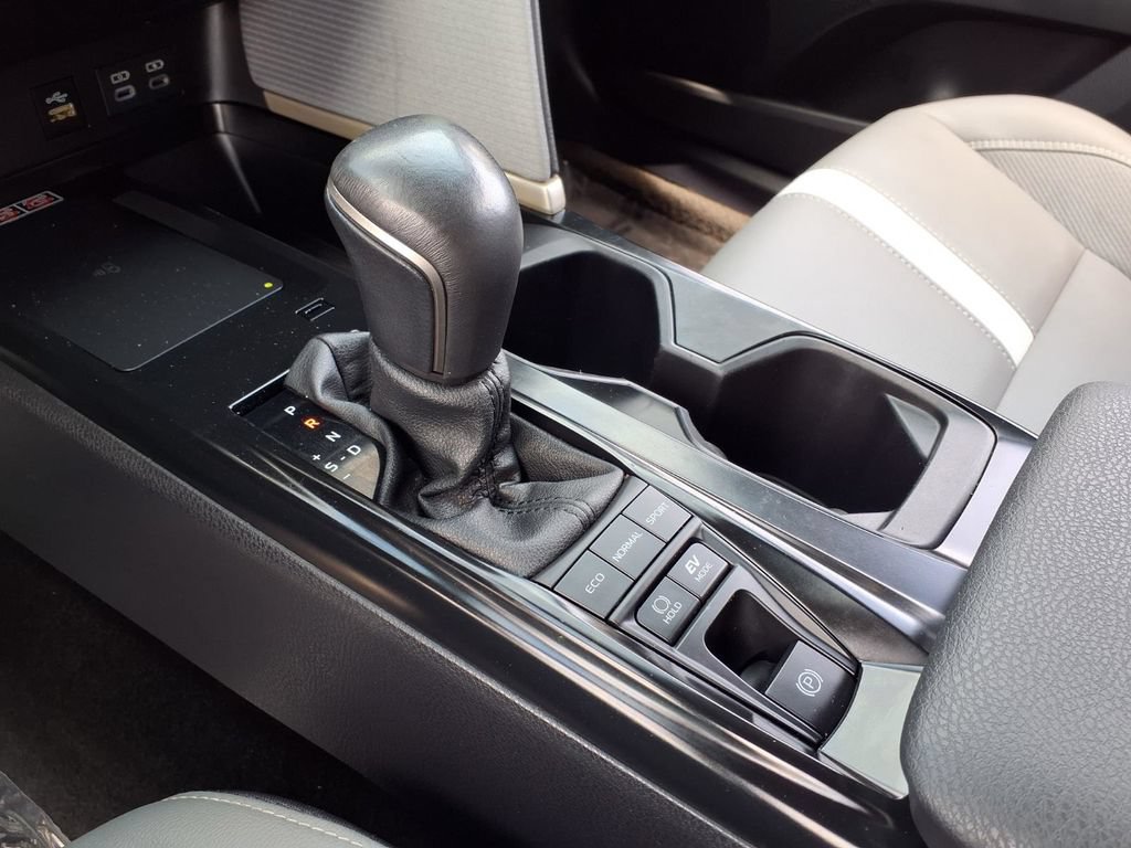 Used 2025 Toyota Camry SE w/ Convenience Package FWD image 18