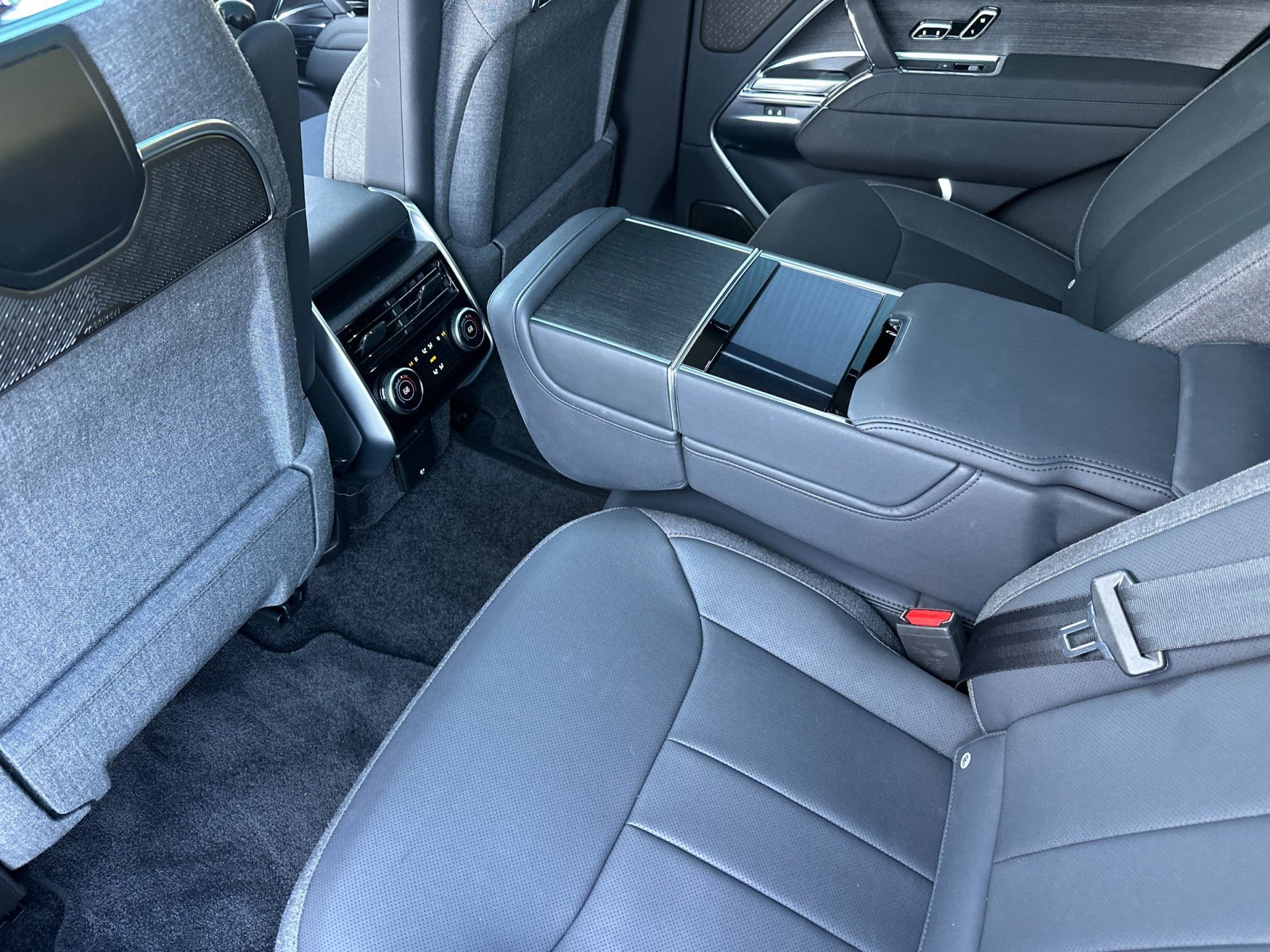 Used 2023 Land Rover Range Rover First Edition image 6