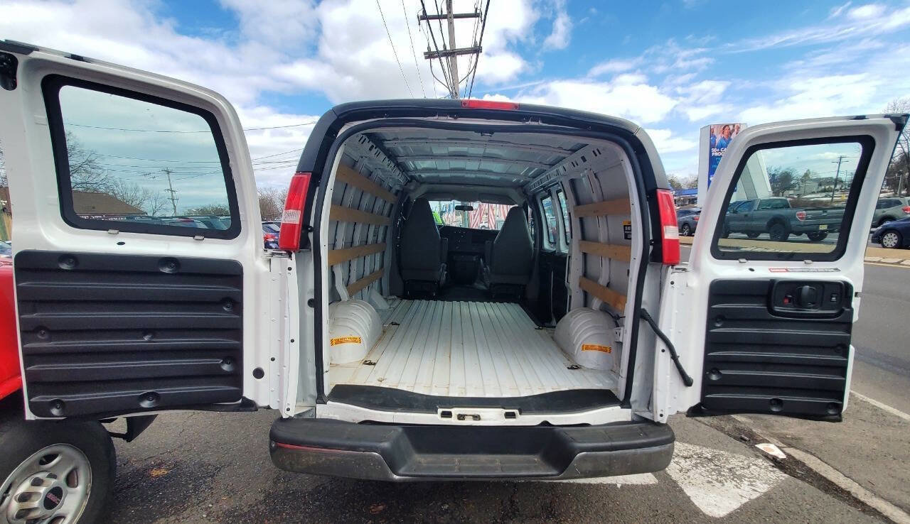 Used 2025 GMC Savana 2500 w/ Driver Convenience Package image 4