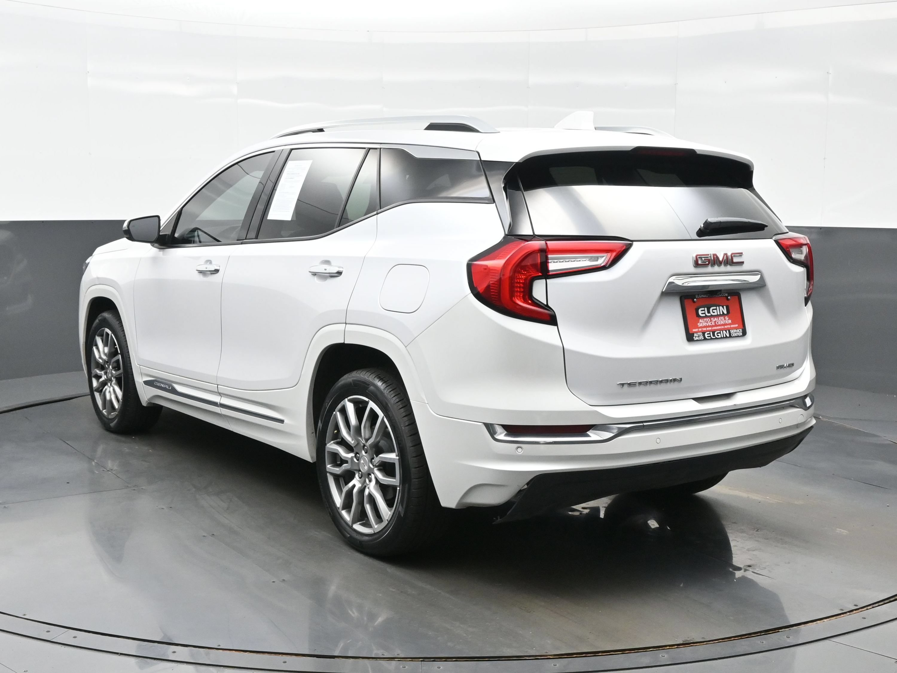Used 2023 GMC Terrain Denali w/ Denali Premium Package AWD/4WD image 4