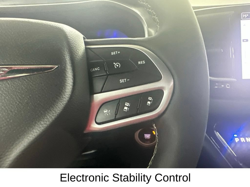 Used 2025 Chrysler Pacifica Select FWD image 35