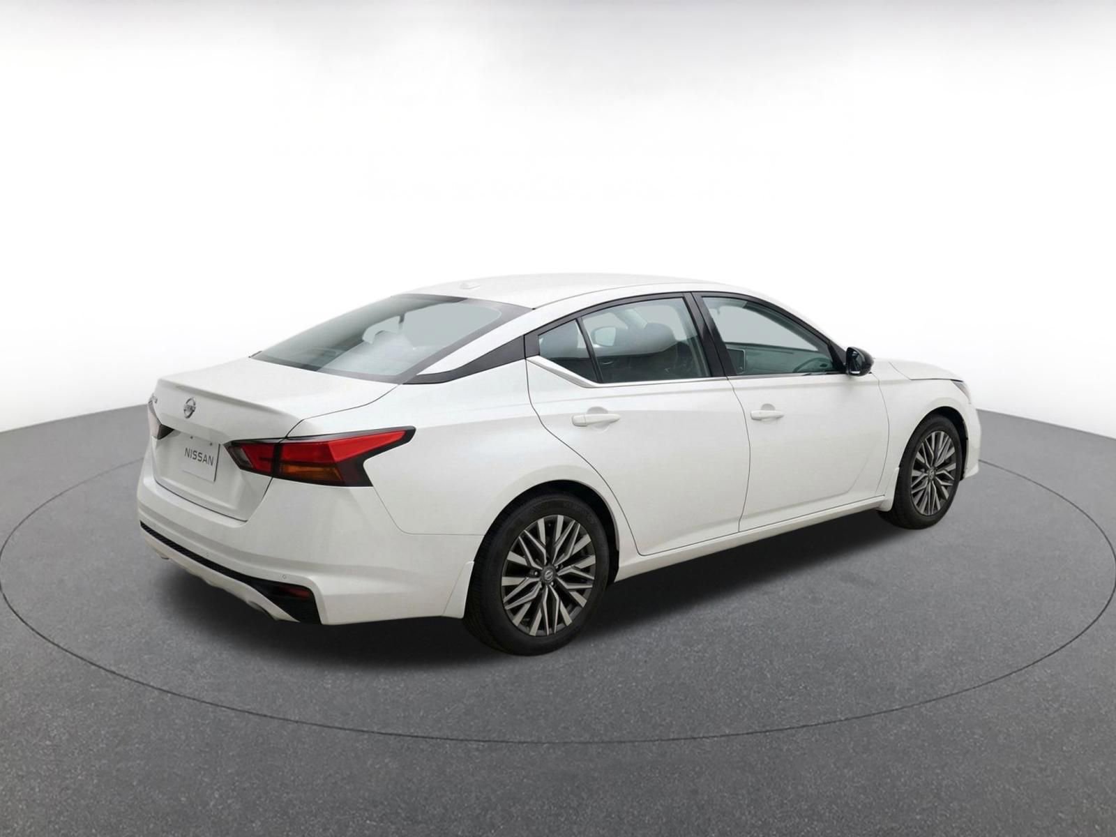 Used 2025 Nissan Altima 2.5 SV FWD image 9