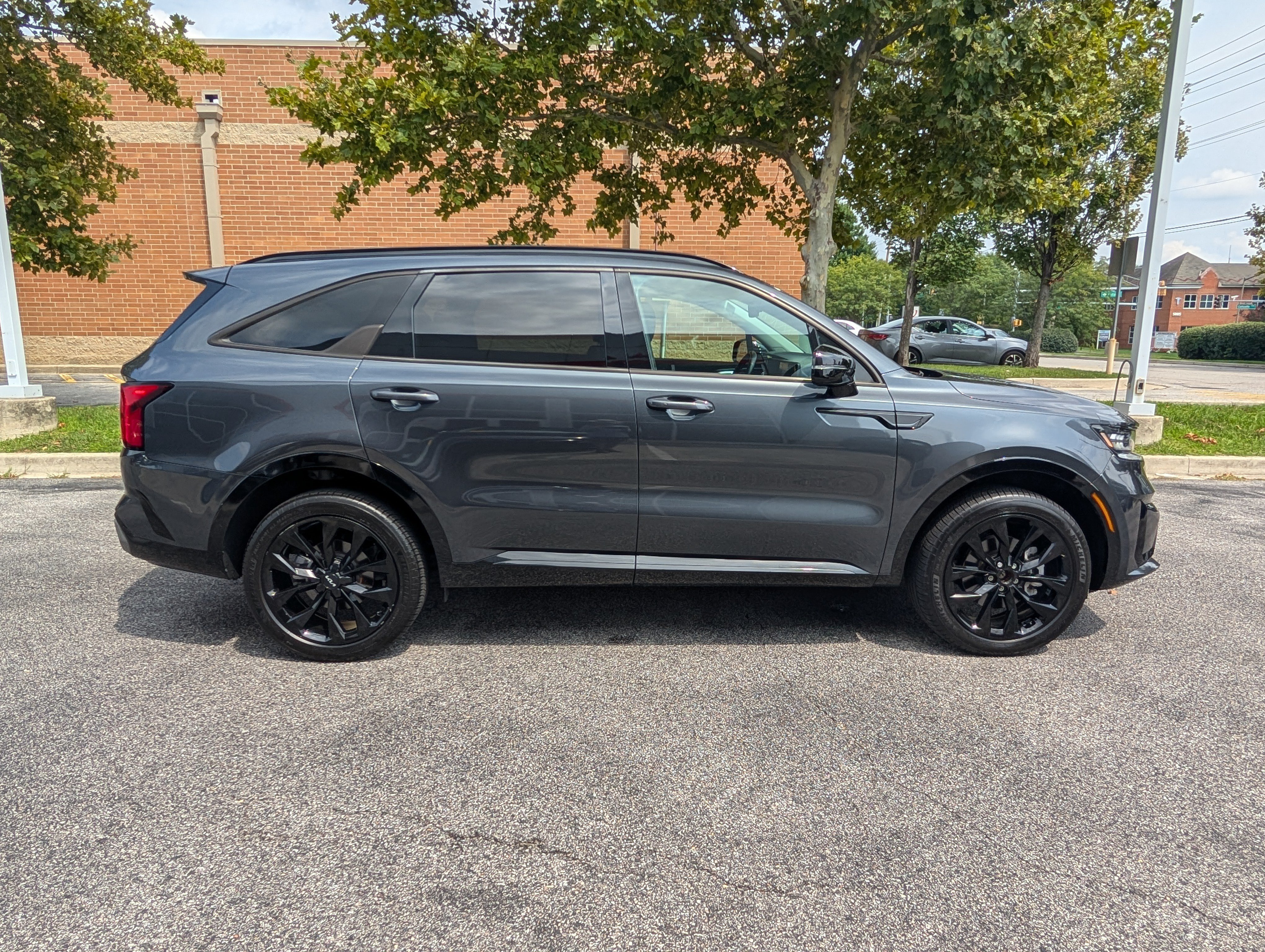Used 2023 Kia Sorento SX AWD/4WD image 2