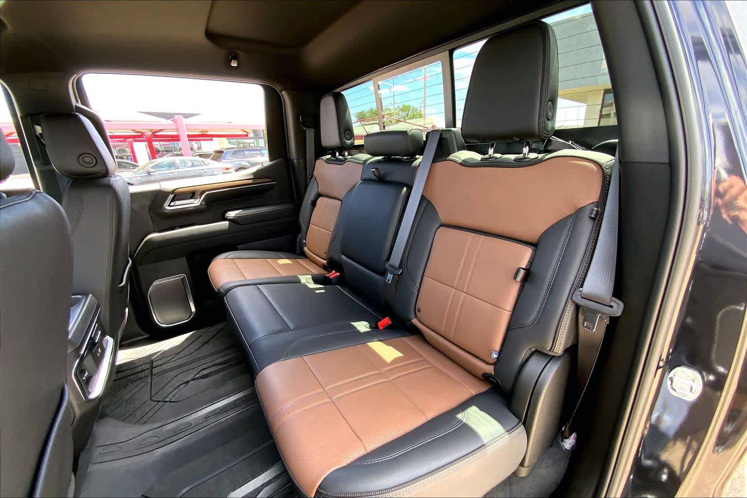 Used 2024 Chevrolet Silverado 1500 High Country w/ Technology Package AWD/4WD image 21