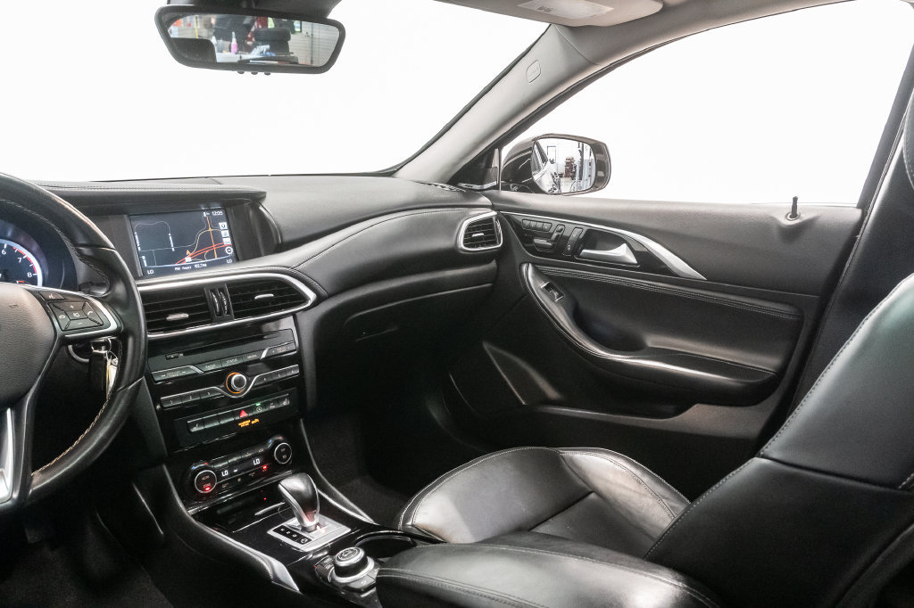 Used 2017 INFINITI QX30 Premium w/ Technology Package AWD/4WD image 14