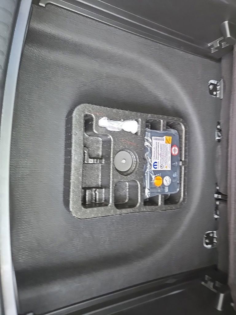 Used 2024 Jeep Compass Latitude w/ Sun and Sound Group AWD/4WD image 54
