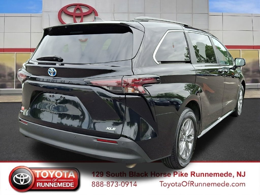 Used 2025 Toyota Sienna XLE FWD image 6