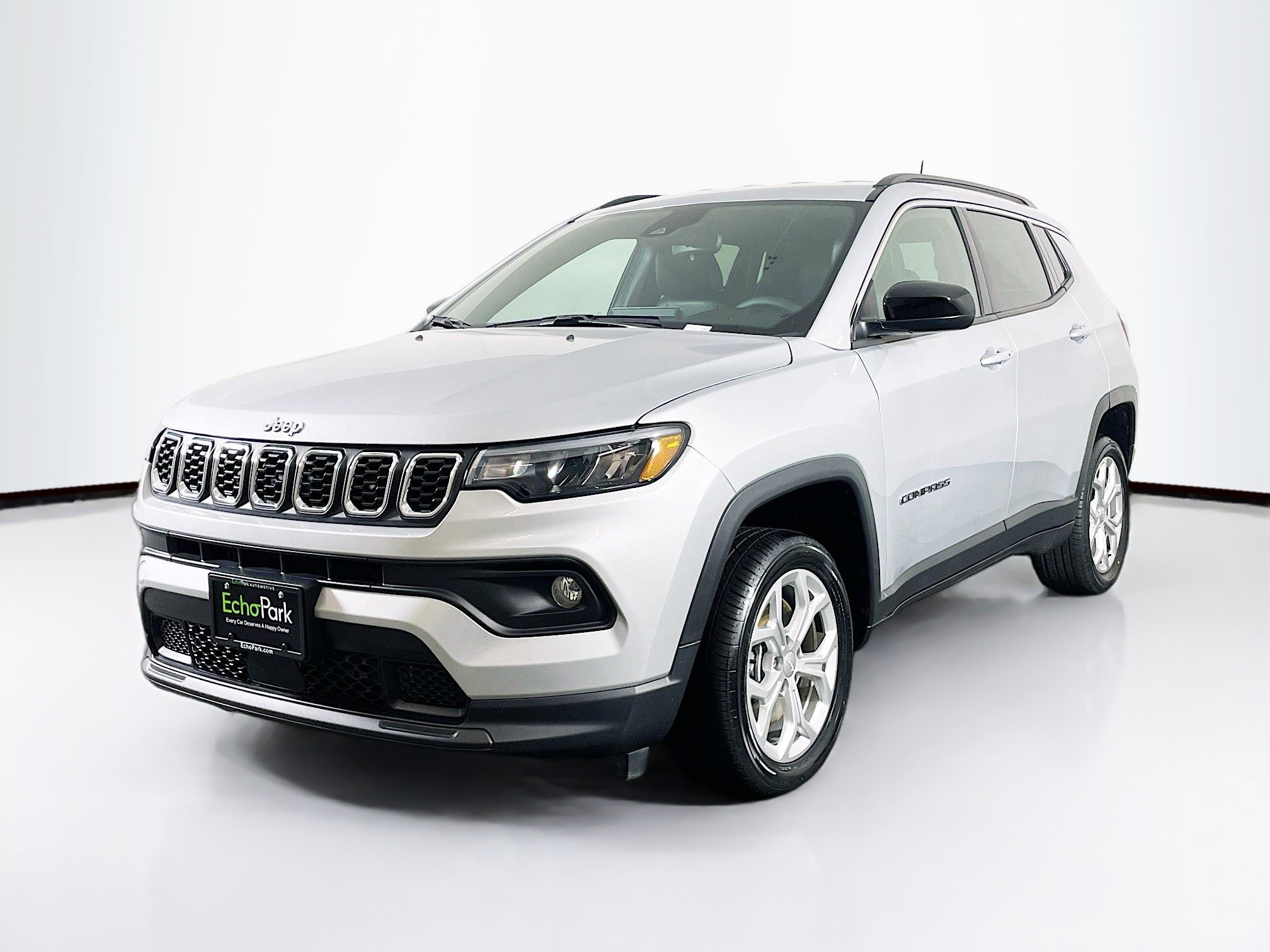 Used 2024 Jeep Compass Latitude image 3