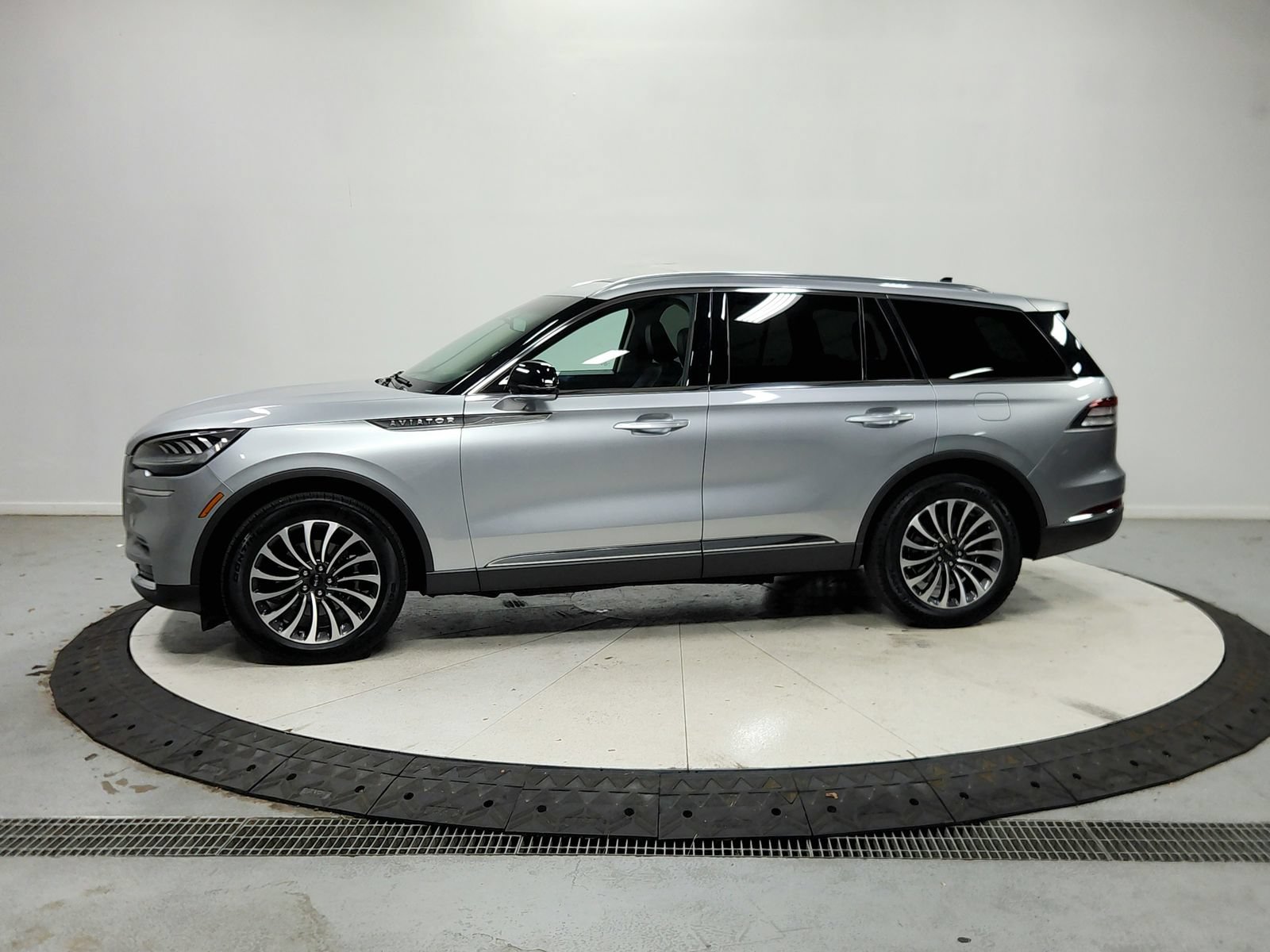 Used 2023 Lincoln Aviator AWD w/ Premium Package image 5