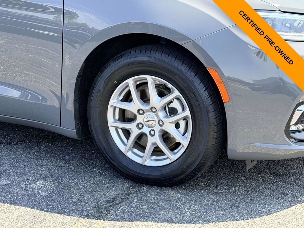 Certified 2025 Chrysler Pacifica Select FWD image 7