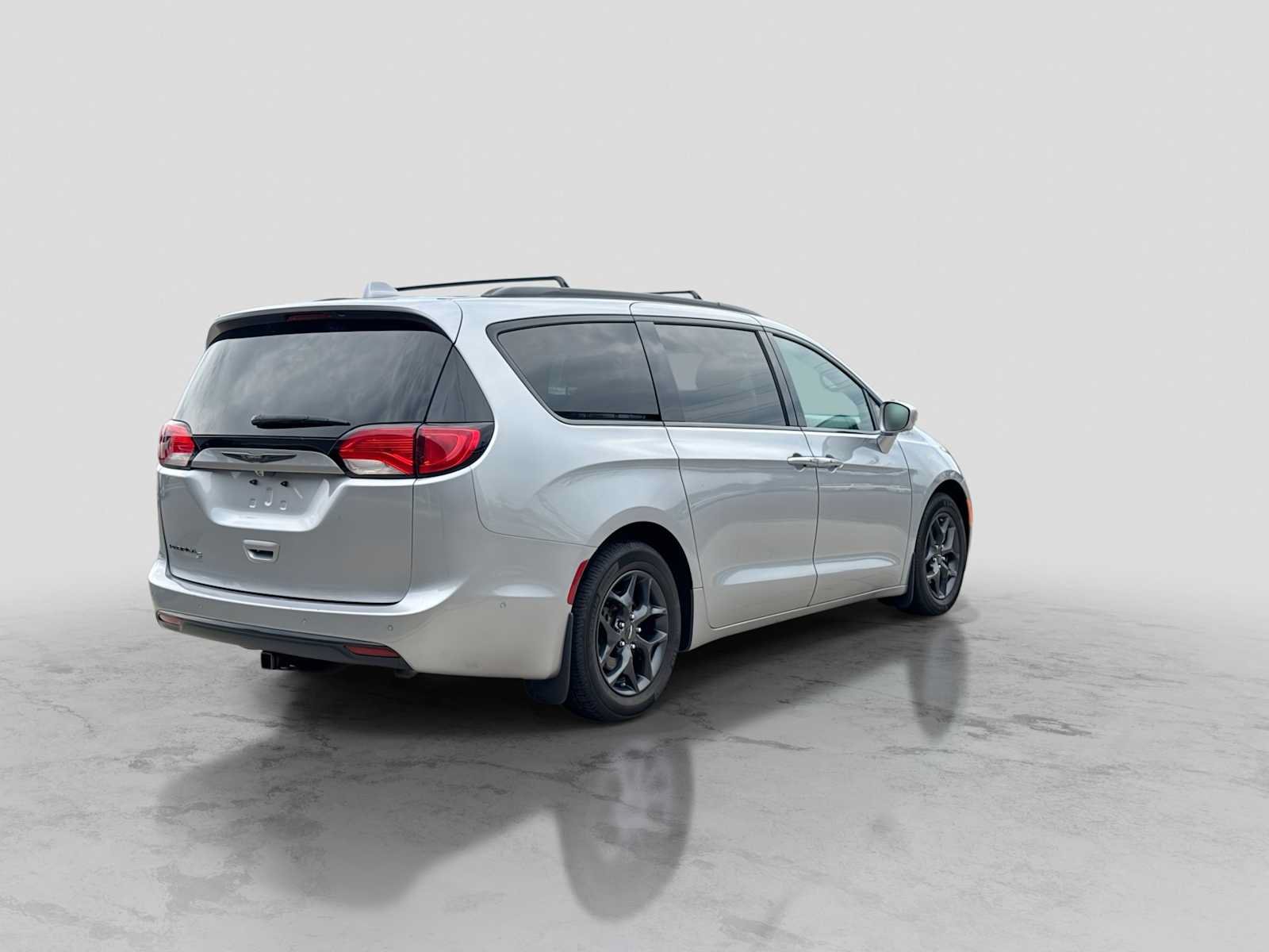 Used 2018 Chrysler Pacifica Touring-L w/ Advanced Safetytec Group FWD image 6