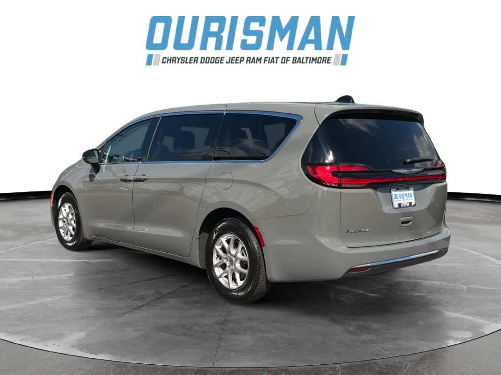 Used 2024 Chrysler Pacifica Touring-L FWD image 4