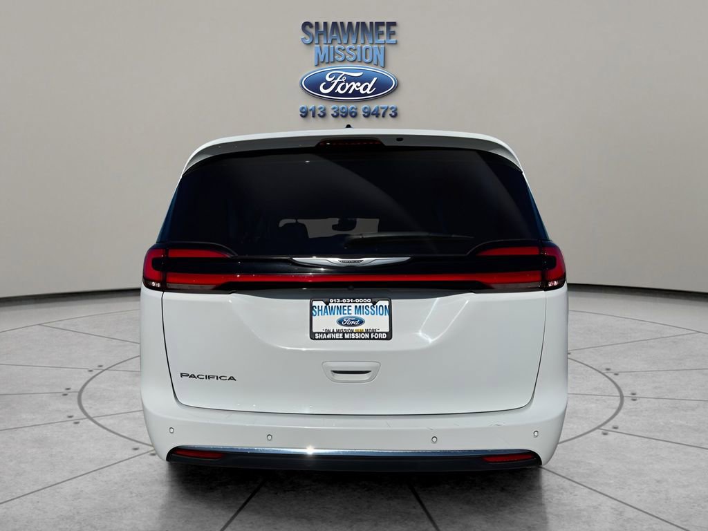 Used 2023 Chrysler Pacifica Touring-L image 5