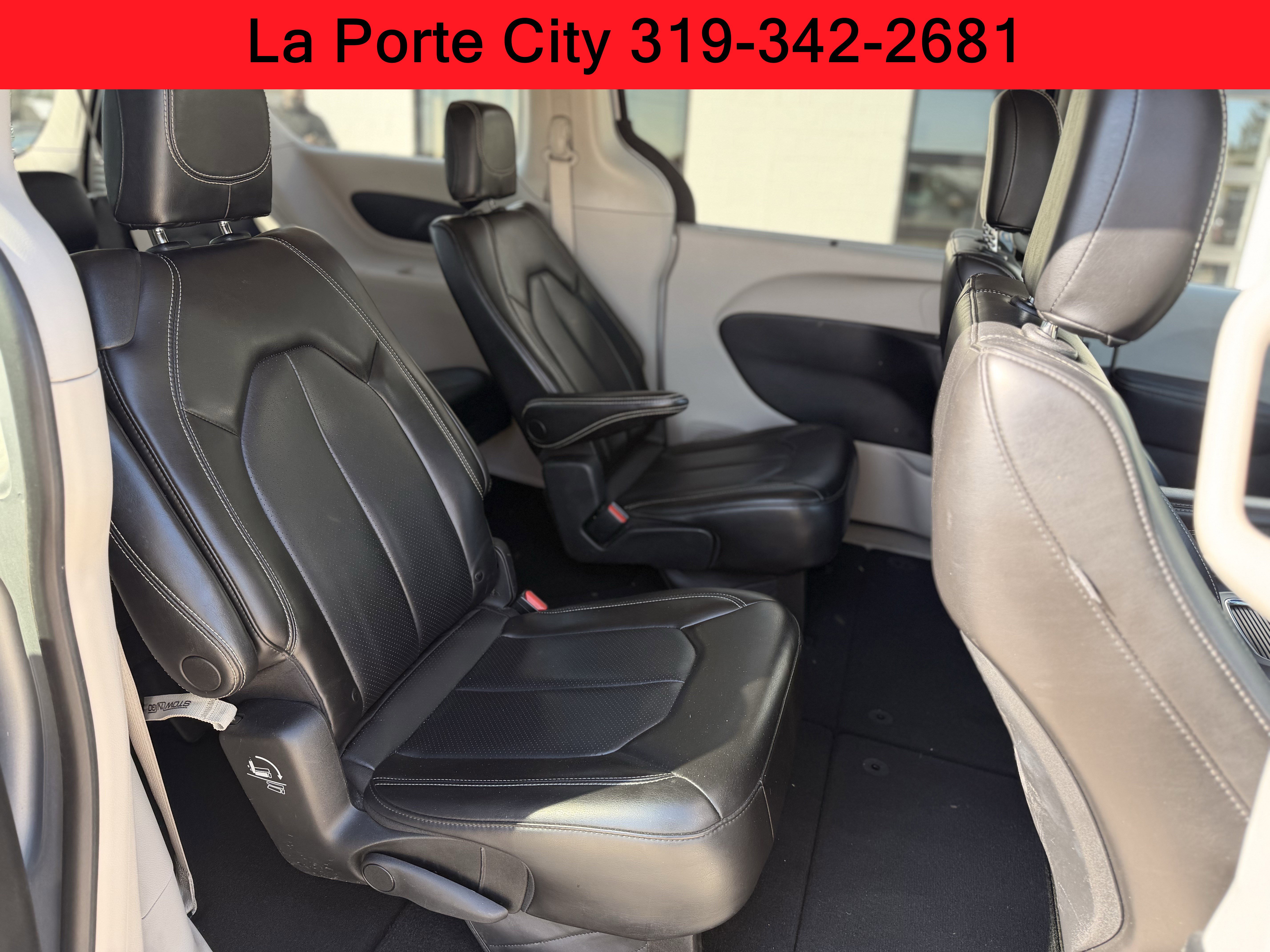 Used 2023 Chrysler Pacifica Touring-L FWD image 13