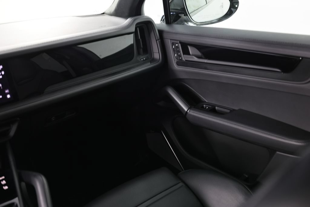 Certified 2025 Porsche Cayenne GTS AWD/4WD image 31